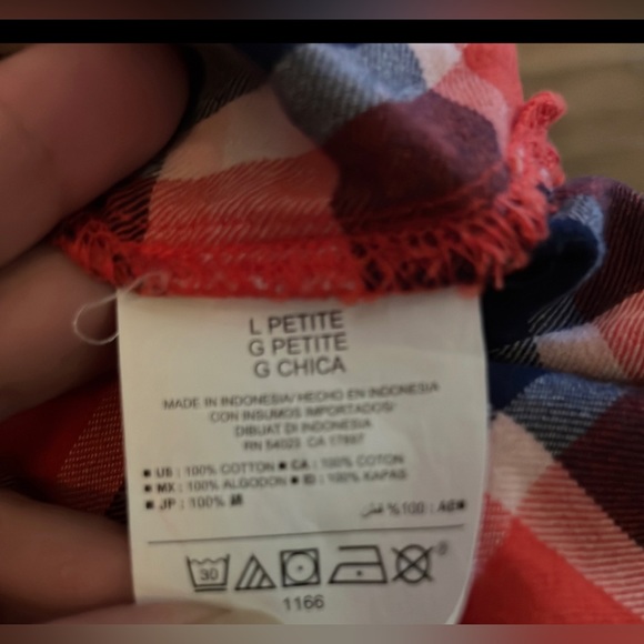 Old Navy boyfriend pull over top, size petite large, red blue plaid - Picture 7 of 8